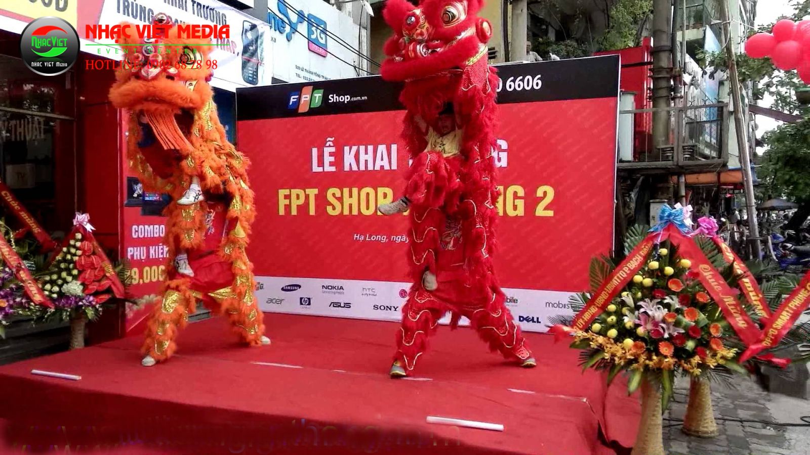 Múa lân xông đất khai trương mừng xuân mới